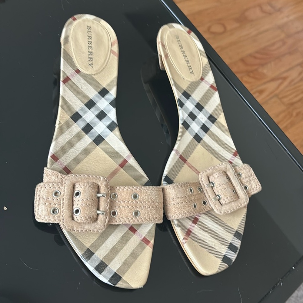 BURBERRY SUEDE BUCKLE SANDALS